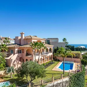 luxury-beachside-villa-with-heated-pool-and-hot-tub.es-andalucia.com/